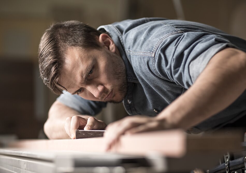 Fachmonteur bei der Arbeit - eine Anwendergruppe von BUG | © iStock-506547812