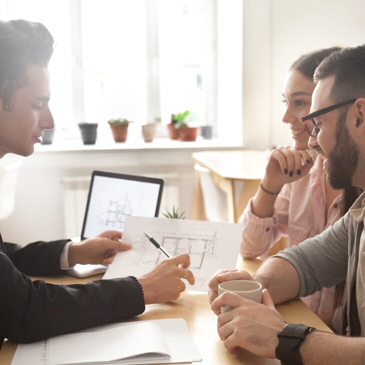Beratungsgespräch zwischen Vertreter und privaten Bauherren | © iStock-963814402