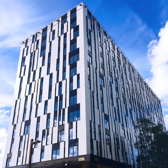 Gebäudeansicht des Bernhard Schmidt Gebäudes in Tallin, Estland, mit dem Renovierungssystem Holzplus von BUG