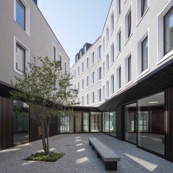 Innenhofansicht des evangelischen Gemeindezentrums in Augsburg mit Holz-Aluminium-Fenster von BUG