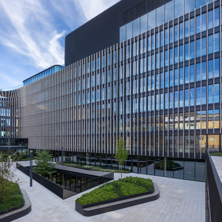 Moderne Fassade des Gebäudes der Post Luxembourg mit grünem Vorplatz